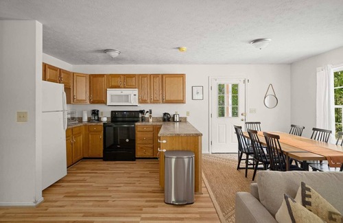 Mount Jackson Casa | Hot Tub, Fire Pit, Grill, Screened Porch & WiFi