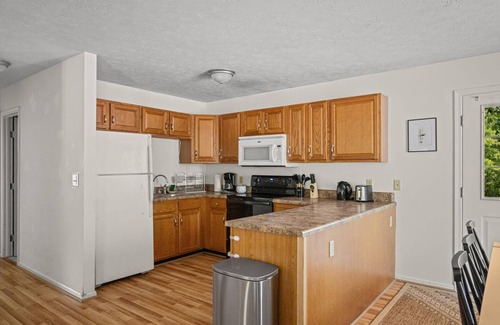 Mount Jackson Casa | Hot Tub, Fire Pit, Grill, Screened Porch & WiFi