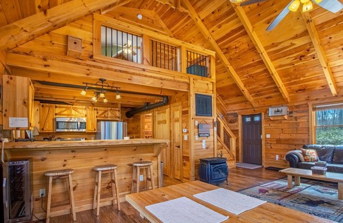 Stanardsville Cabina | Hot tub, Firepit, Beautiful Mountain Views!
