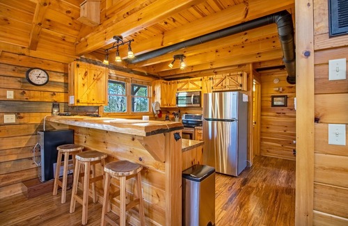 Stanardsville Cabina | Hot tub, Firepit, Beautiful Mountain Views!