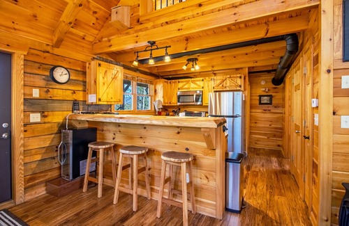 Stanardsville Cabina | Hot tub, Firepit, Beautiful Mountain Views!