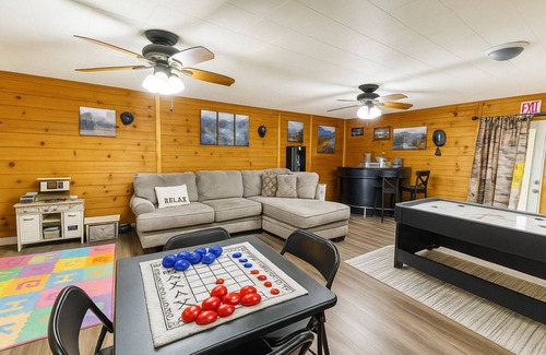 Seymour Cabina | Beatiful 4 bedroom 2 bath house with playroom in basement for all ages.