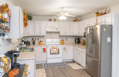 Seymour Cabina | Beatiful 4 bedroom 2 bath house with playroom in basement for all ages.