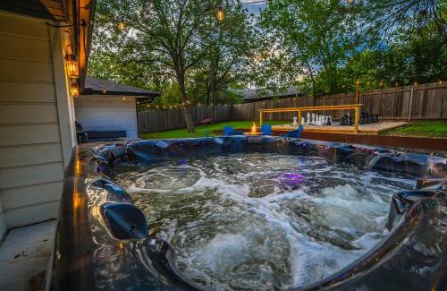 University Hills Casa | Hot Tub, Firepit & Giant Chess at Austin Hideaway