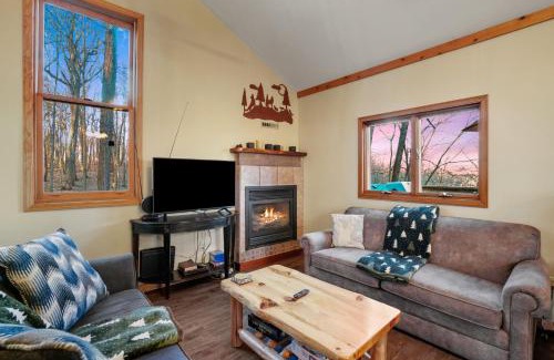 Amanda Casa | Hot tub, fireplace, fire pit, pool table, grill, EV, pets, HOA lake
