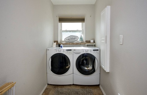 Greater South Side Casa | Hot Tub,Fireplace,Near Airport/Downtown,Sleeps 9