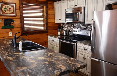Gatlinburg - Pigeon Forge Cabina | Tranquility Log Cabin: nuestro nombre lo dice todo: a 3 minutos de Pigeon Forge, TN