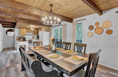 East Stroudsburg Cabina | Hot Tub, Game Room, Fireplace, Mins to Ski, Pets