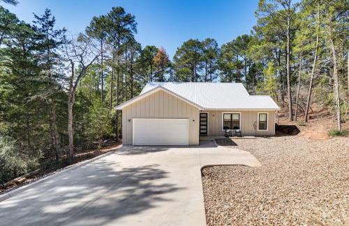 Bastrop Casa | Hot Tub, Game Room and Fire Pit Evergreen Escape