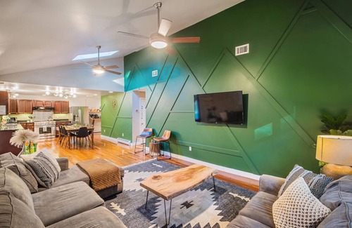 Hawley Cabina | Hot Tub, Game Room, BBQ & Playhouse Oasis – Family Retreat, 5mins to Lake!