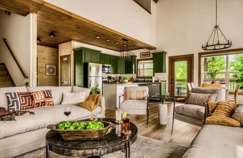 Chalet Village Cabina | Hot Tub, Game Room, Fire Pit, VIEWS, Luxe Modern - Coyote Cabin