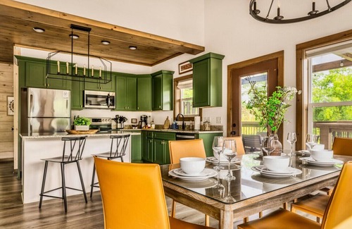 Chalet Village Cabina | Hot Tub, Game Room, Fire Pit, VIEWS, Luxe Modern - Coyote Cabin
