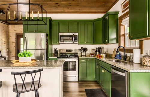 Chalet Village Cabina | Hot Tub, Game Room, Fire Pit, VIEWS, Luxe Modern - Coyote Cabin