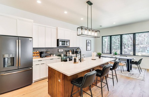 Bastrop Casa | Hot Tub, Game Room & Fire Pit: ‘Evergreen Escape'