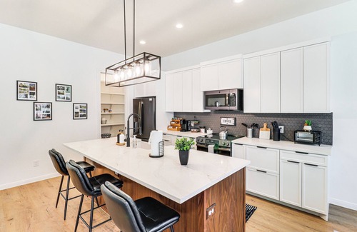 Bastrop Casa | Hot Tub, Game Room & Fire Pit: ‘Evergreen Escape'