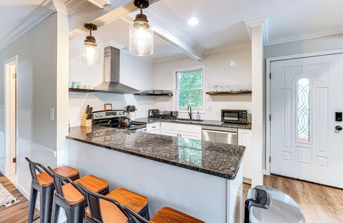 Tobyhanna Casa | Hot Tub + Game Room! Lakefront Gem in Pocono Mtns