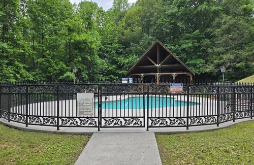 Townsend Cabina | Cabina de estudio perfecta para DOS, piscina, Timberwinds Resort -Cades Cove Hide Away - PET FRIENDLY