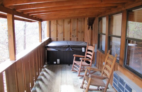 Townsend Cabina | Cabina de estudio perfecta para DOS, piscina, Timberwinds Resort -Cades Cove Hide Away - PET FRIENDLY
