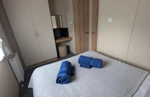 Tattershall Complejo | Hot Tub Getaways The Oakley 8 berth caravan with hot tub and quiet setting