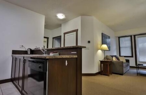 East Kootenay Condominio | Hot Tub & Gym / Pool / Ground-Floor Condo