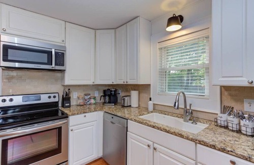 Graham Casa | Hot tub heaven w/ 12 ft ceilings + stunning bath