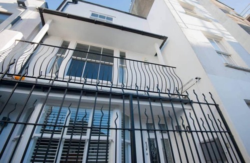 Kemptown Casa | Hot Tub Hideaway - by Brighton Holiday Lets
