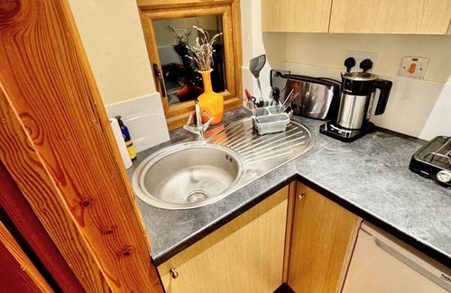 Carmarthen Cabina | Hot Tub Hideaway- The Nature’s Nook Retreat- Rural Carmarthen