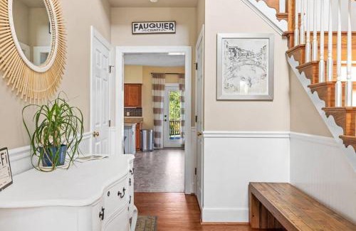 Lakeview Casa | Hot Tub - Home Gym - Fire Pit - Game Room - Private Footpath to Winery