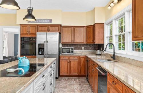 Lakeview Casa | Hot Tub - Home Gym - Fire Pit - Game Room - Private Footpath to Winery