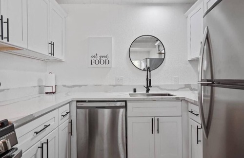 West Sacramento Casa | Hot Tub * King Bed * Workspace * 10 Mins to DT