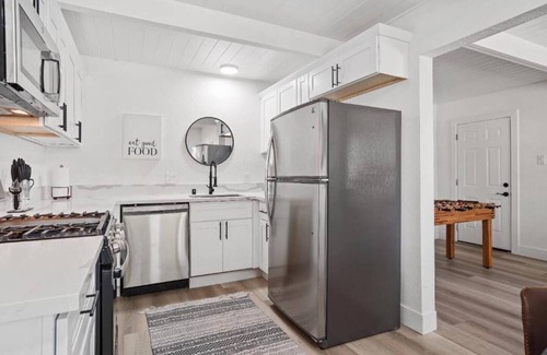 West Sacramento Casa | Hot Tub * King Bed * Workspace * 10 Mins to DT