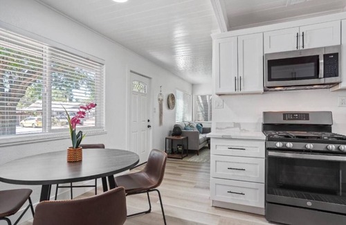 West Sacramento Casa | Hot Tub * King Bed * Workspace * 10 Mins to DT