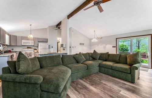 Tobyhanna Casa | Lakefront/Firepit/Fireplace/Pet Friendly!