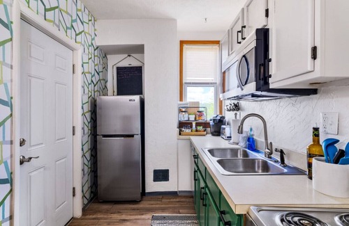 Lawrenceville Apartamento | Hot Tub | Light & Bright w/Deck | Walk to Butler!