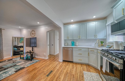 Ferndale Casa | Hot tub + Luxury cozy home + Fire pit + Game Room + Pool Table