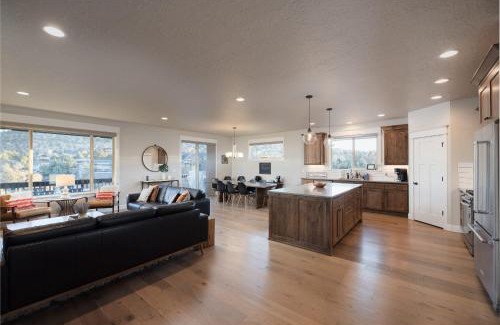 Redmond Casa | Hot-Tub - Modern 5BDR Family Retreat - Sleeps 11