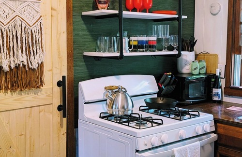 Hillsville Cabina | HOT TUB! Nature Delight! 2 Acre Cabin Hot Tub- Creek & Dog Friendly Fast WIFI!