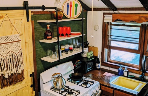 Hillsville Cabina | HOT TUB! Nature Delight! 2 Acre Cabin Hot Tub- Creek & Dog Friendly Fast WIFI!