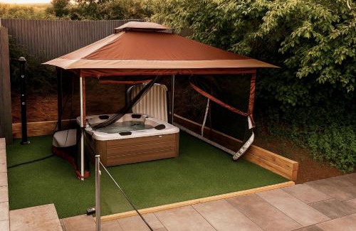 Mumbles Casa | Hot Tub Oasis by the Sea & Woods