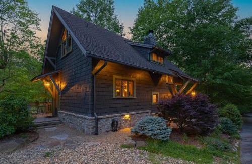 Cheshire Casa | HOT TUB & PET-FRIENDLY Cabin in Cheshire Village
