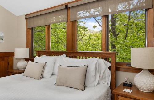 Cheshire Casa | HOT TUB & PET-FRIENDLY Cabin in Cheshire Village