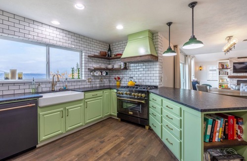 Hood River Casa | Hot Tub, Pet Friendly, Walk to Downtown Hood River!
