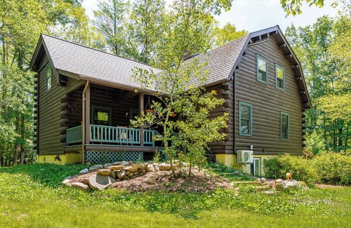 New Paltz Casa | Hot Tub, Pool, 2 Firepits | Near Mohonk Preserve + Wineries | Cragswood Lodge