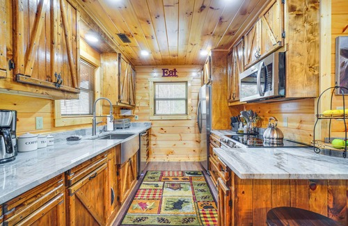 Sevierville Cabina | Hot Tub + Pool Table: Spacious Sevierville Cabin!
