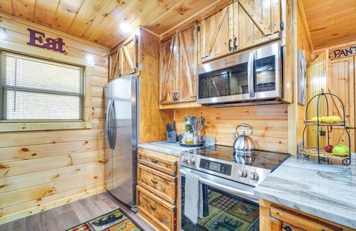 Sevierville Cabina | Hot Tub + Pool Table: Spacious Sevierville Cabin!