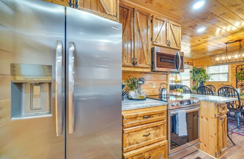 Sevierville Cabina | Hot Tub + Pool Table: Spacious Sevierville Cabin!