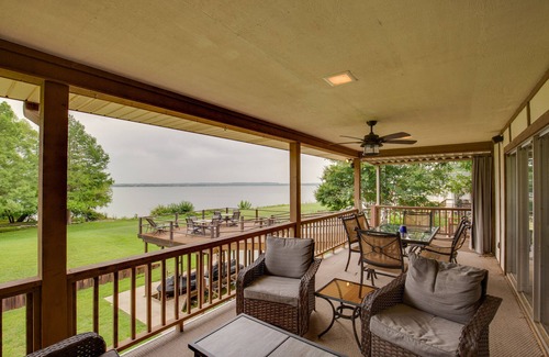 Kemp Casa | Cedar Creek Lake House w/ Hot Tub & Private Dock!