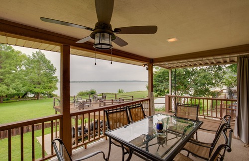 Kemp Casa | Cedar Creek Lake House w/ Hot Tub & Private Dock!