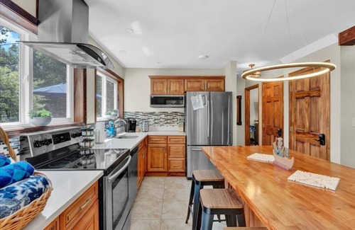 Long Pond Casa | Hot Tub - Private Dock - A/C