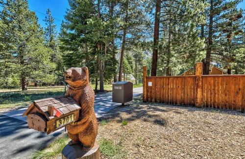 Christmas Valley Chalet De Esquí | Chalet en el río 3 Bd, jacuzzi para familias y perros Caminata amigable, bicicleta, juego, área tranquila